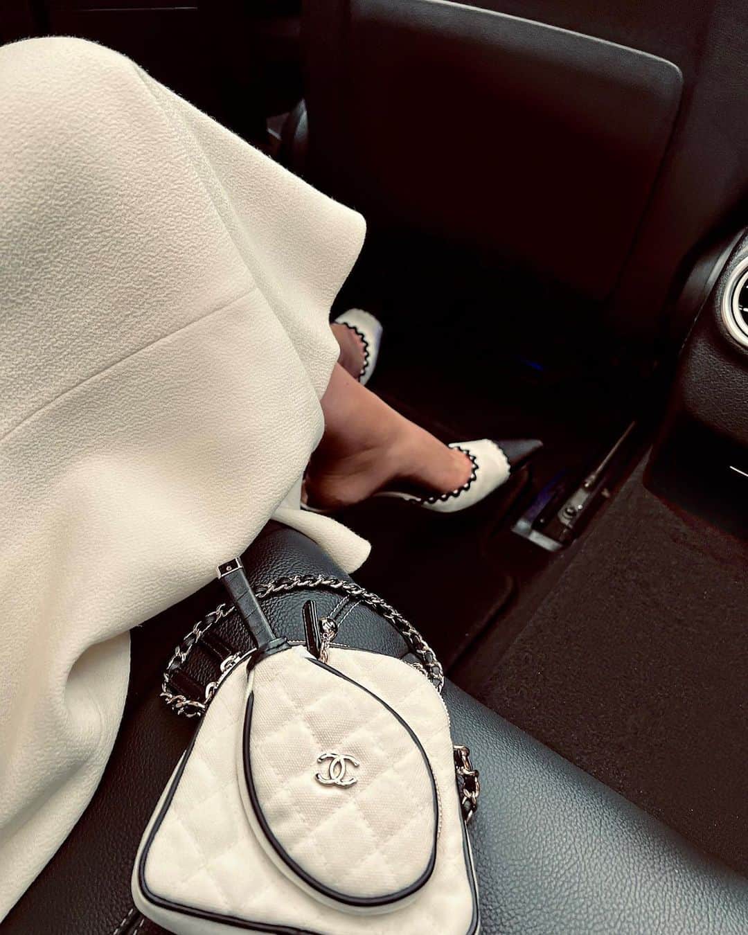 Mollie Kingのインスタグラム：「It just had to be… 🤍 @chanelofficial @wimbledon」