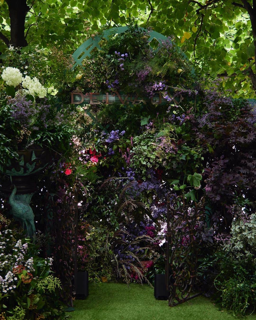 デルボーのインスタグラム：「Part 2.  On a breezy Sunday night, Director Laure de Clermont-Tonnere and Delvaux hosted a dinner for friends and family among the flowers and under the linden canopy of the Jardin du Palais Royal.  #Delvaux」