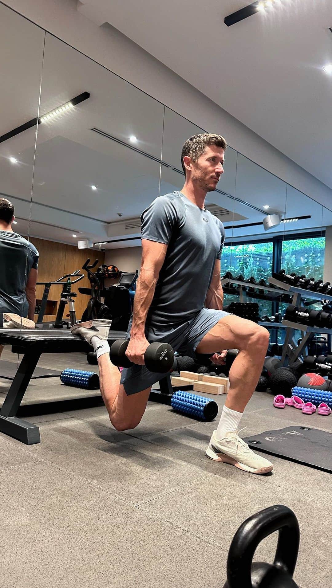 ロベルト・レヴァンドフスキのインスタグラム：「Time for a bit of training 😉  @4f_official  #paidpartnership」