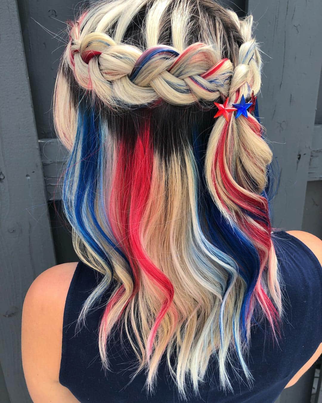 CosmoProf Beautyさんのインスタグラム写真 - (CosmoProf BeautyInstagram)「Let's keep the celebrations going!! Love this 4th of July inspired hair creation by @serene7salon! 🇺🇸  Happy Independence Day! 💙 🤍 ❤️   Our US stores are closed today in observance of the holiday, but you can still order online & in the app. Stores reopen tomorrow 7/5. #4thofjuly #4thofjulyhair #independenceday #braidstyles #creativehaircolor #cosmoprofbeauty」7月5日 4時00分 - cosmoprofbeauty