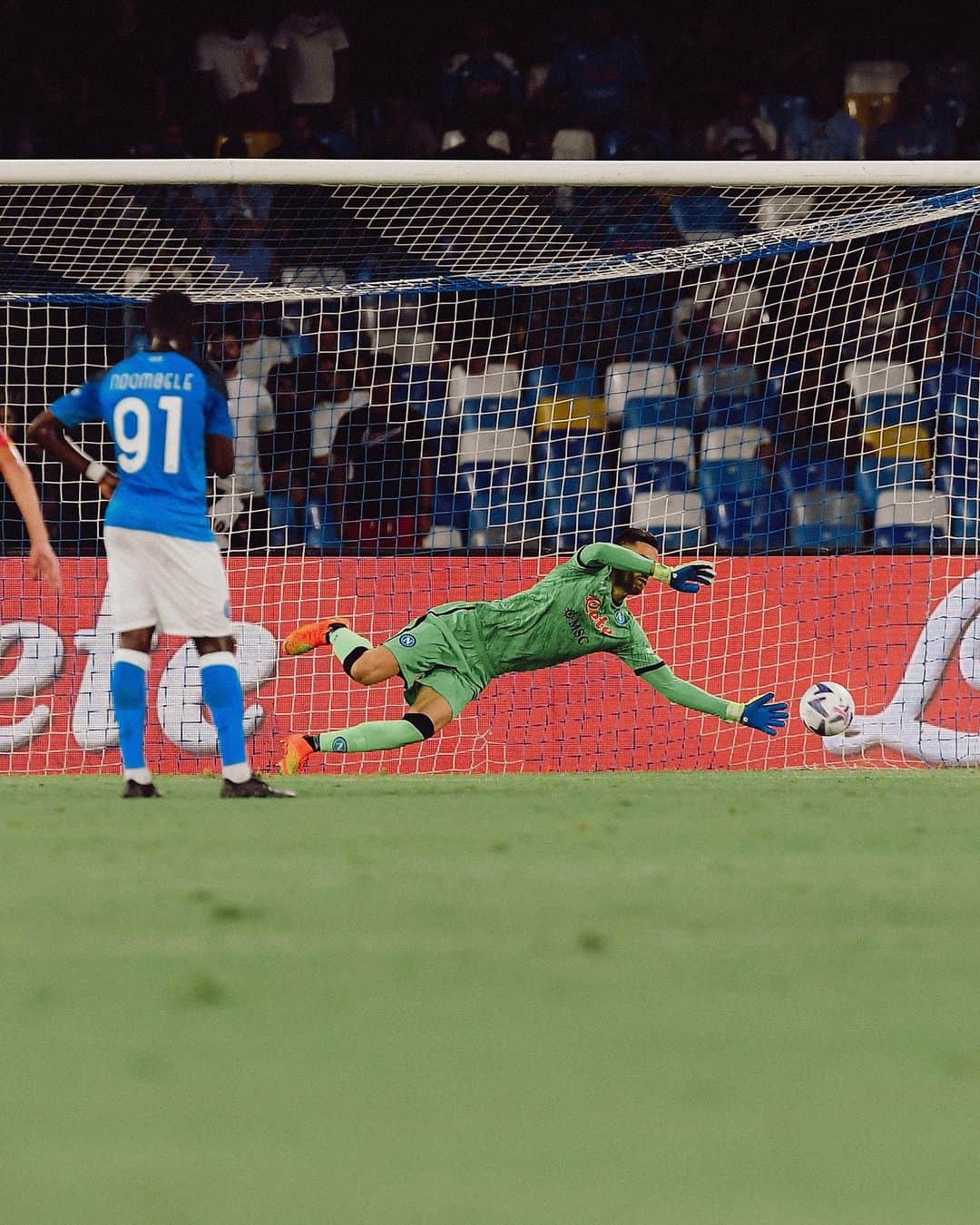 SSCナポリさんのインスタグラム写真 - (SSCナポリInstagram)「Il muro dei Campioni d'Italia in quattro foto:  v. Lecce v. Roma v. Sassuolo v. Juventus  💙 #ForzaNapoliSempre」7月5日 4時08分 - officialsscnapoli