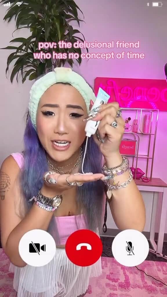 Benefit Cosmeticsのインスタグラム：「The BBQ does not start until I walk in! 🎉🌞🍔💖 When I say “omw”, that means I just put primer on my face 🤭 #benefitcosmetics #4thofjuly #omwchallenge #grwm」