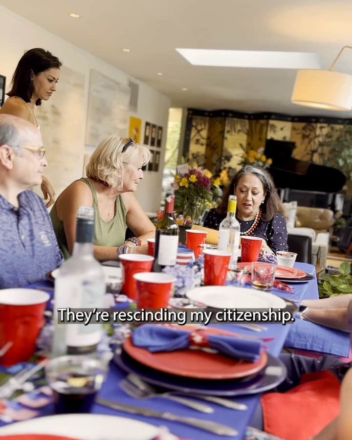 ジャニナ・ガヴァンカーのインスタグラム：「It’s an …interesting time to be American, but yesterday my mother @mohragavankar celebrated her 50th year in the US, and I am forever grateful she & my father immigrated, and gave my sister and I this version of how our lives could’ve been. Here she is, forcing me to read a letter written to her by @potus .」