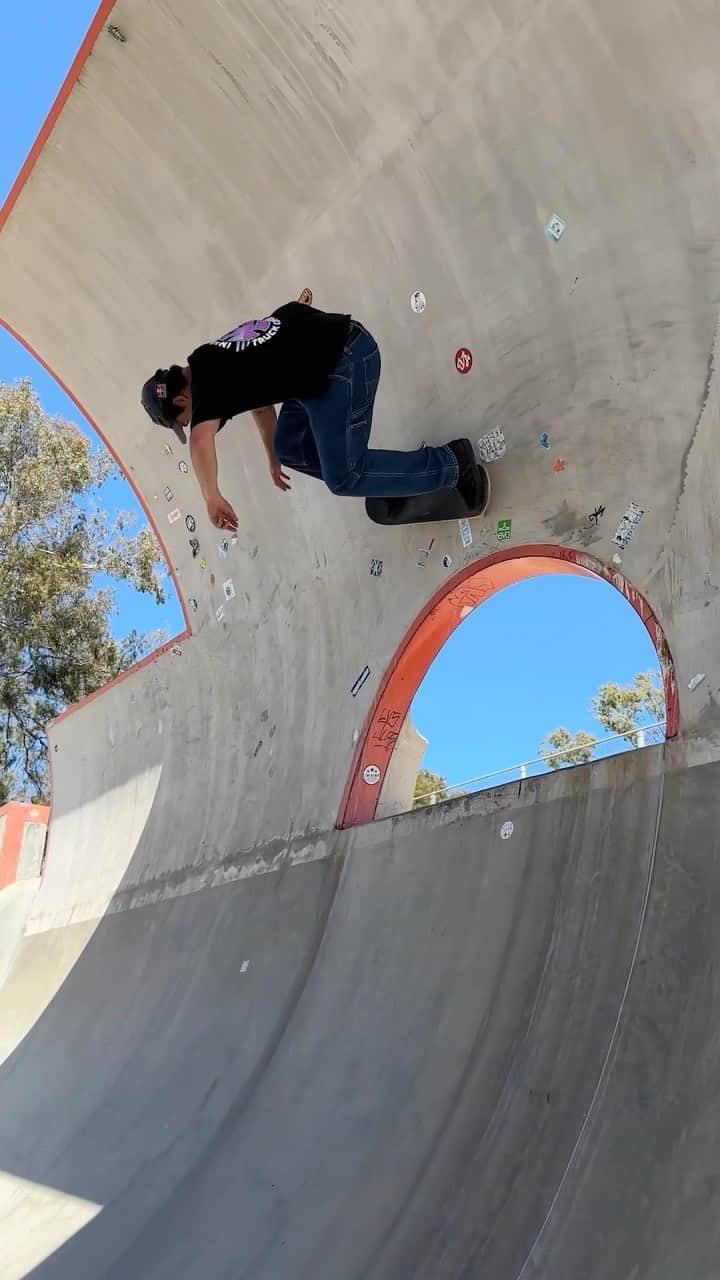 アレックス・ソルジェンテのインスタグラム：「🌊 Quick cruise through Linda Vista skatepark! #skateboarding」