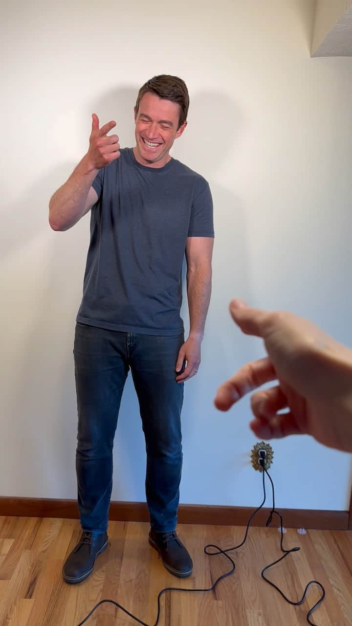 ロバート・バックリーのインスタグラム：「Self-tape struggles. In Jenny’s defense, I usually respond very well to finger guns.」