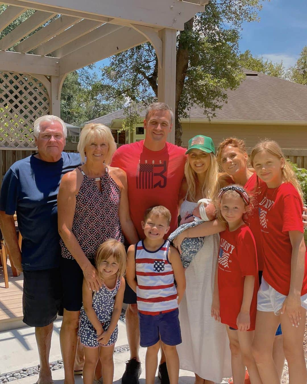 ライアン・ロクテさんのインスタグラム写真 - (ライアン・ロクテInstagram)「HAPPY 4TH OF JULY ❤️🇺🇸🎆  ~~ First family photo of 5 ~~ #godblessamerica #4thofjuly」7月5日 4時39分 - ryanlochte