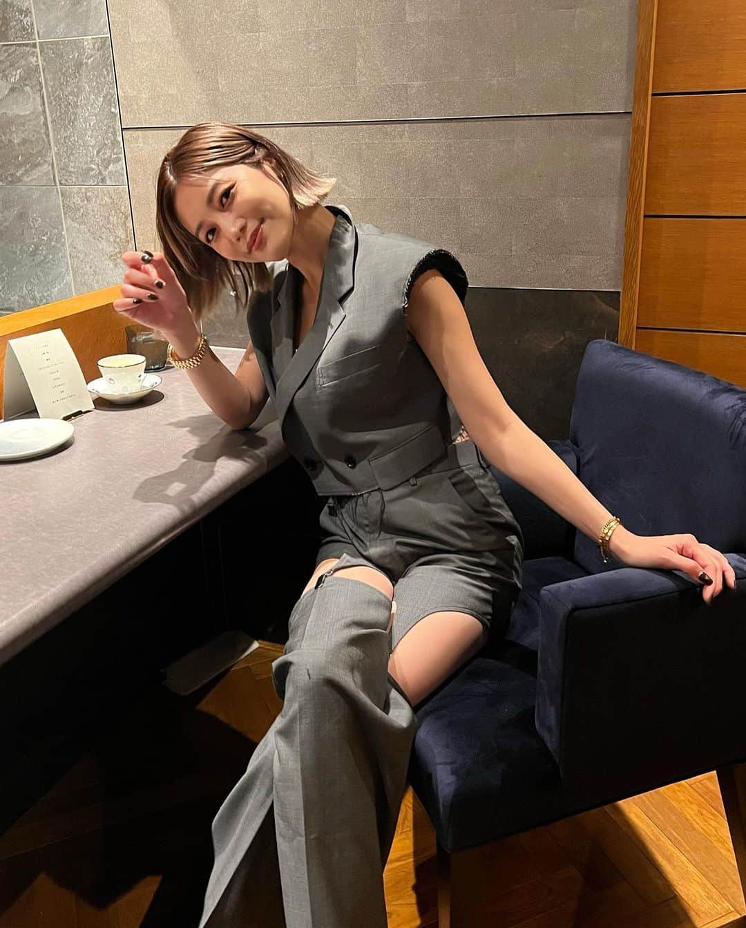 島袋聖南のインスタグラム：「ご招待頂き家族でディナーへ 健市さんお誘いありがとう☺️ 店内落ち着いていてオシャレで、 コースのペアリングが最高で超ごきげん🍷💕 次回は女子会で行ってみたい🤭 最近のねピヨくんといったら更にパワーアップ💪🏽💪🏽 例えば食事中も自由に動きまわりたいので、 お店中を探索したり厨房に入ろうとしたり😂 2枚目がリアルw乱れ髪で息子を追いかけ捕まえるのに必死 いかに座って居られるか、あの手この手を使ってお食事楽しんでいます😋🫶🏽」