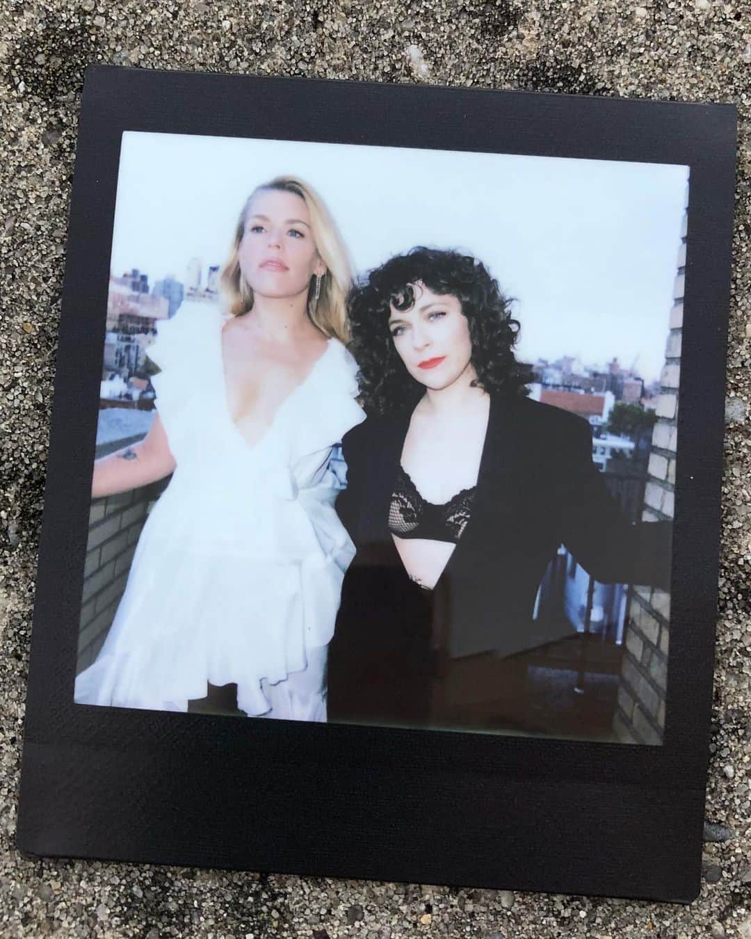 ビジー・フィリップスのインスタグラム：「THE ONE AND ONLY Jen Tullock turns 40 TODAY and i will NOT have her upstaged by the nation(especially this year) it’s actually probably impossible for me to put into words what our friendship has meant to me but i SHALL TRY. @surefineokay and i met outside of the Apple store in new york just last year. we were both there to upgrade our phones but as the fates would have it, in addition to the iphone14, we were both looking for (and in  my case- really needing a friend). and IN this past year, we’ve been through it all- a real trial by fire of a friendship. life, death, sickness, joy and everything in between; getting to be a witness to a new forever love(for her and @mronntell 💗), sitting with what felt like never ending heartbreak(me), moving, music, dancing, martinis, tears and laughter and laughter and laughter. HONEY, THE BITS. Jen is a singular human. talent on top of talent. The friend i wished for and who magically showed up in neon shoes, ready for anything. I love you Jen and not only is the world lucky to get to have you in it, i’m BEYOND lucky to have you in my life(not to mention my kid’s lives)! Since we got a late start, here’s to the next 65 years of friendship together- yes we’re living that long because there’s nothing funnier than picturing you and me as old ladies in aggressive hats holding dirty martinis 3 olives, honey. i can’t wait. ❤️HAPPY BIRTHDAY ❤️❤️」