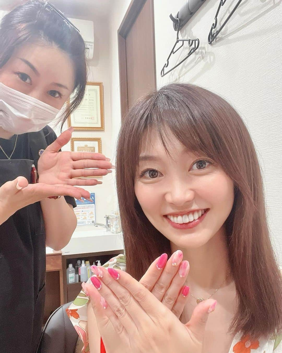 織田千穂さんのインスタグラム写真 - (織田千穂Instagram)「久し振りに神奈川県の鴨居に…♡✨ ▶︎▶︎▶︎private salon Coco nail &eyelashさんへ❤️ 完全予約制のプライベートサロン💕 サロンにも駐車場🅿️があるので車でも👌🏻 鴨居駅からでも全然徒歩圏内なのですが 電車の方は鴨居駅まで送迎付き🚗という とてもありがたいおもてなし付き🥹🙏🏻✨ * とってもキレイなサロンで 事前に希望デザインネイル画像などを送って ピンクで夏系で派手系でとご相談してたのですが それを元にサンプルネイルを💅 作って下さっていました❤️ * むしろ希望デザインを超える可愛さ❤️ めちゃくちゃ可愛い〜💕 夏っぽさ全開のシェルネイルにして頂きました✨ * キラキラオーロラピンクと 透明クリアでぷっくり立体シェル🐚 夏っぽくて可愛い〜✨ 今回ハンドとフット お揃いネイルに仕上げて頂きました🫶🏻 * ハンドとフットの間には ちょっぴりティータイム🫖も挟みつつ くつろげる空間でオフっぽいリラックスした 一日を過ごす事が出来ました♡ * 弱っている爪のために パラジェルにして頂いたり 取れにくい様に重ね塗りして頂いたり アドバイスなども沢山頂き大充実の時間でした✨ 可愛いフットネイルもしたし そろそろサンダル👡履こうかな✨ ちなみにネイルだけじゃなくマツエクも出来ますよ👀 * あかねさん❤️ どうもありがとうございました🥹🫶🏻  PR @nail_eyelash_coco #Coco #プライベートサロン #美容サロン #横浜サロン #マツエクサロン #横浜ネイル #フットマッサージ」7月5日 4時50分 - chihoda