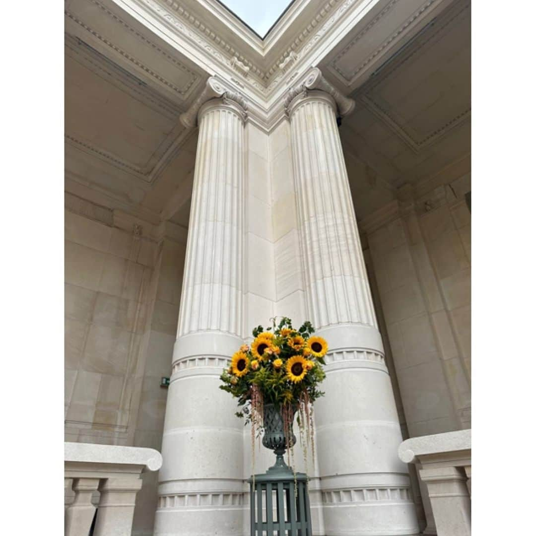 ローラ・ベイリーさんのインスタグラム写真 - (ローラ・ベイリーInstagram)「The dream of haute couture.    Energised & emotional ~  the vision of Virginie Viard.  Sisterhood & solidarité  on the banks of the Seine.   Merci CHANEL 🤍  @chanelofficial  #chanelhautecouture   2 nights in Paris,  2 hotels,  many lives.   But also -   ‘Close your eyes, are you ready?’, said the sweet guy who helped me with my luggage at @lebristolparis ..  The honeymoon suite .  Pour moi? Madness.  Thanks a million to whoever cancelled last night.  Slide 6 for a tease.   An experiment in swimming & swanning ,  at least for an afternoon.  Thank you to my Chanel family, especially @juliedorff & everyone who works so hard & so brilliantly behind the scenes .  Lucky stars.  Paris , je t’aime.  𝑰𝒏 𝒄𝒐𝒍𝒍𝒂𝒃𝒐𝒓𝒂𝒕𝒊𝒐𝒏 𝒘𝒊𝒕𝒉 @𝑪𝒉𝒂𝒏𝒆𝒍𝑶𝒇𝒇𝒊𝒄𝒊𝒂𝒍 🤍」7月5日 4時51分 - laurabaileylondon