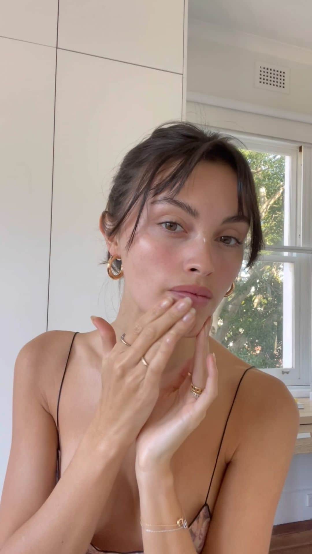 サラ・エレンのインスタグラム：「My skin has been loving the new Rénergie H.P.N. 300-Peptide Cream by @lancomeofficial. Packed with active ingredients such as Hyaluronic Acid, Niacinamide and over 300 Peptides, this decedent cream works to regenerate your skin faster, even as you age. It’s my new go-to for firmer, radiant and more lifted looking skin. #HPN300PEPTIDE ad」