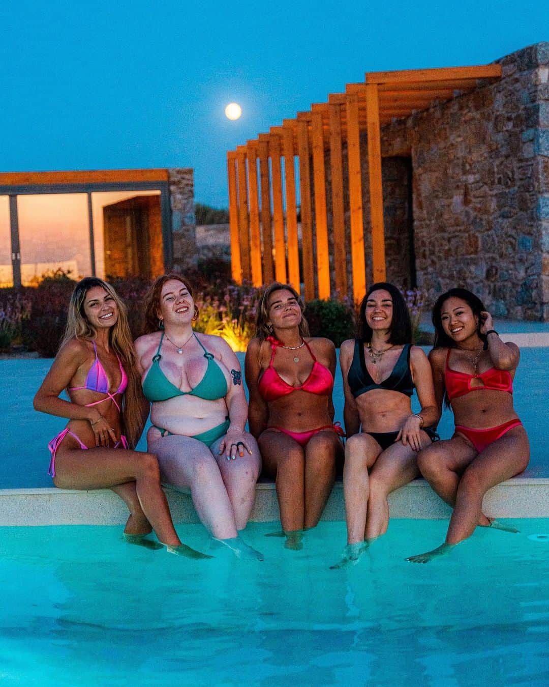 Elisabeth Riouxのインスタグラム：「Full moon night with the girls ( I LOVE THEM ALL TOO MUCH ALREADY !!) 🌕 my fav conversation since we got here was definitely about astrology, I know you girls will hate me for that but.. I WORKS TOO GOOD 🙏🏽 we all have met only 3 days ago & we could guess each other’s sign it was crazyyyyyyyy 💫 & i’m so happy all the girls are into it hahah cause if you don’t believe in it… we can’t be friends 🌝  @villasbydangelo X @hoaka_swimwear」