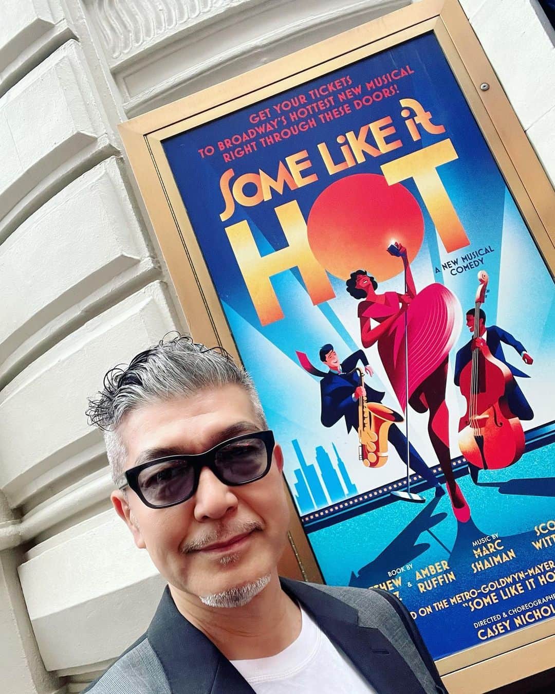 大澄賢也のインスタグラム：「ミュージカル 「Some Like It Hot 」 (お熱いのがお好き) 観劇‼️  やはり生で観た 「CHRISTIAN BORLE」 「J. HARRISON GHEE」  2人のコンビネーションが最高に抜群  ミュージカルの王道である 歌い踊り(タップもできて） 芝居をするという 役者が沢山いる  コメディミュージカルという事もありドっカン、ドっカンと笑いが絶えなくて、客席も大変な盛り上がりでしたー  これぞ Broadway Musical という舞台でした✨✨✨  #somelikeithot  #christianborle  #jharrisonghee」