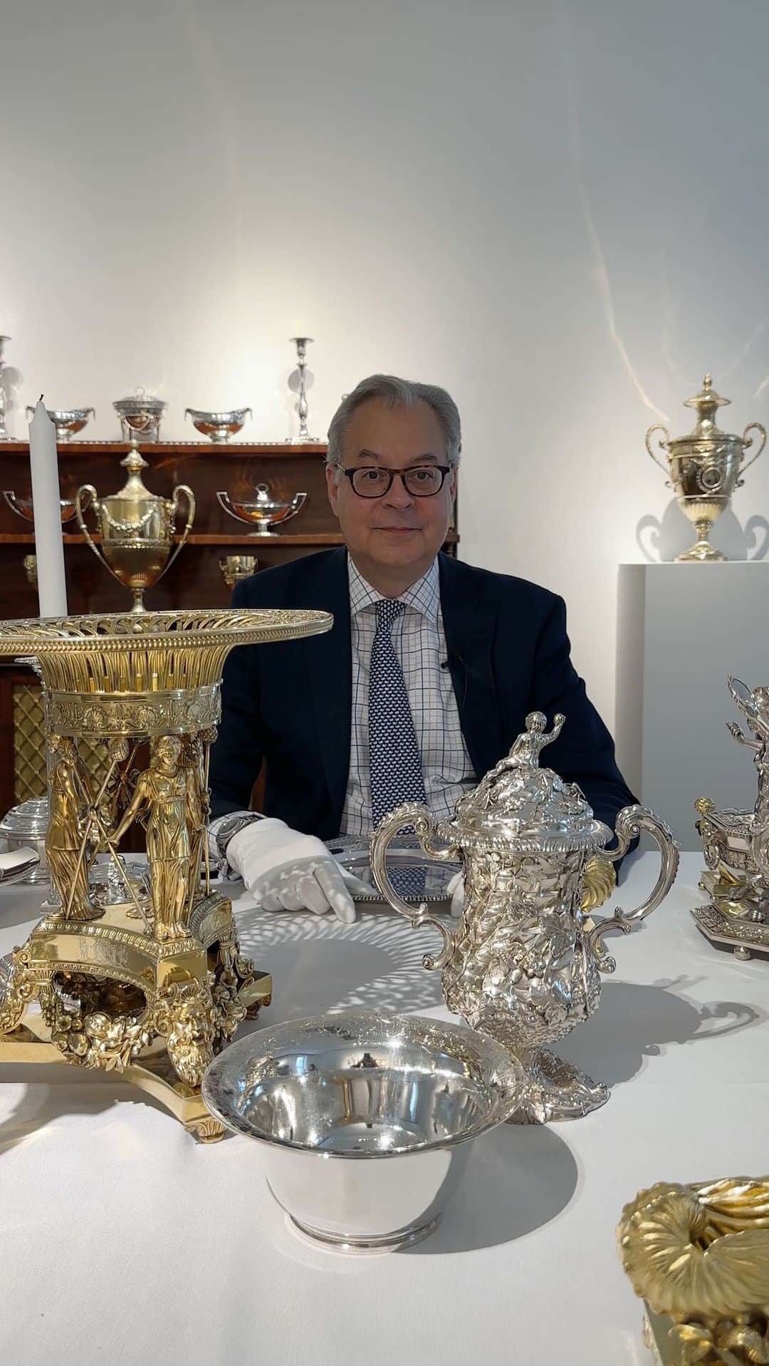 のインスタグラム：「A Connoisseur’s Collection of English Silver  Christie’s International Head of Silver, Harry Williams-Bulkeley showcases highlights from The Bayreuth Collection. A collector’s passion for over 40 years, behind this collection there is an innate understanding of the imagination and the creative skill of the craftsman, and an erudite appreciation of its ownership, whether by a celebrated collector, such as William Beckford, or from a great country house; Chatsworth, Belvoir Castle, or Stowe House.   Bayreuth: A Connoisseur’s Collection of English Silver and Gold Boxes: 7 July, London.    #ClassicWeek @hwbulkeley」