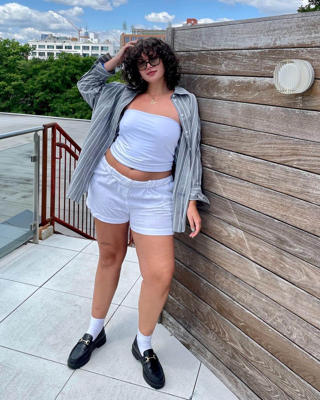 トップショップのインスタグラム：「Hot girl shirts.   #TopshopMuse @lucyyknelll wears the oversized crinkle stripe shirt [125805678] + the longline bandeau [126664828]」