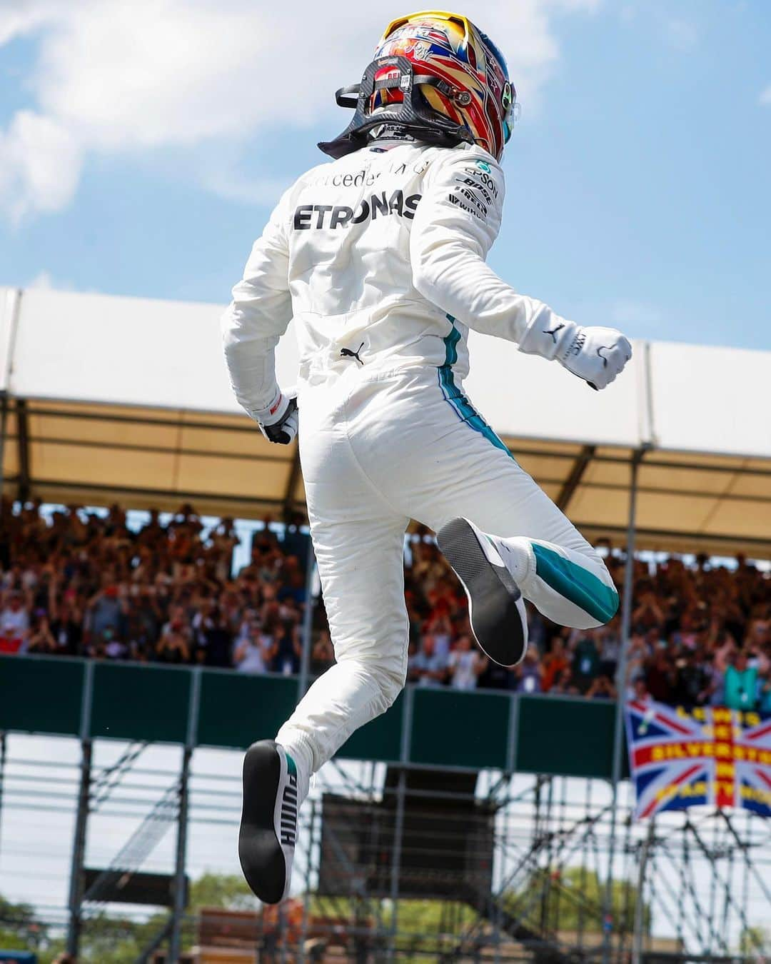 MERCEDES AMG PETRONASさんのインスタグラム写真 - (MERCEDES AMG PETRONASInstagram)「There’s no place like home for @lewishamilton. ❤️🏆  Can you believe he’s won the British GP EIGHT times in his career. 🤯」7月5日 5時10分 - mercedesamgf1