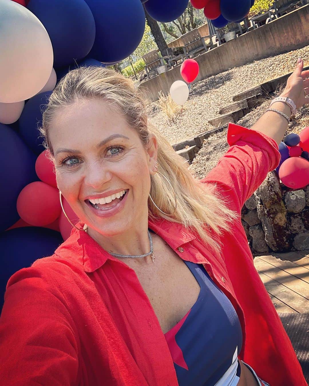 キャンディス・キャメロン・ブレのインスタグラム：「Happy Independence Day 🇺🇸🇺🇸🇺🇸! The Calistoga Parade was SO much fun with friends and family! Wish I took more pics and videos but I was enjoying watching it too much 🫶🏼🇺🇸❤️ I am forever grateful for the freedom we have in the USA 🇺🇸 and proud to be an American. I too am forever grateful for our Savior Jesus Christ who gives us ultimate freedom from our sin and through His righteousness, allows us to be forgiven as if we never sinned before God 🙌🏼. Glory to God in the Highest as we celebrate freedom today! Galatians 5:13」