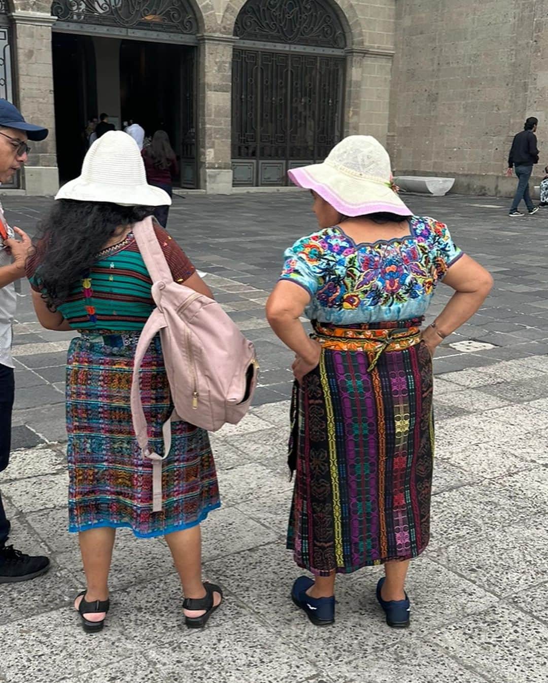 トームさんのインスタグラム写真 - (トームInstagram)「Fabulous Fashion ( locals from the side / behind) in #Mexico」7月5日 5時21分 - tomenyc