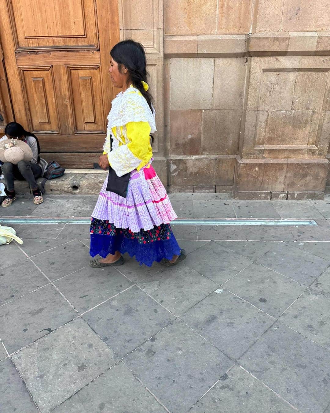 トームさんのインスタグラム写真 - (トームInstagram)「Fabulous Fashion ( locals from the side / behind) in #Mexico」7月5日 5時21分 - tomenyc