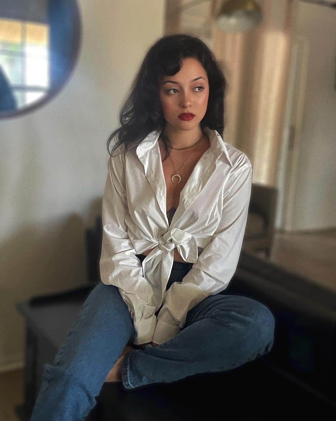 ジェシカ・ヴィルのインスタグラム：「Hi 🖤 hope you’re having a fun day. I’m spending it inside like the hermit I am hehe got some writing to do… #femmefatale #writer #pinup #vintage」