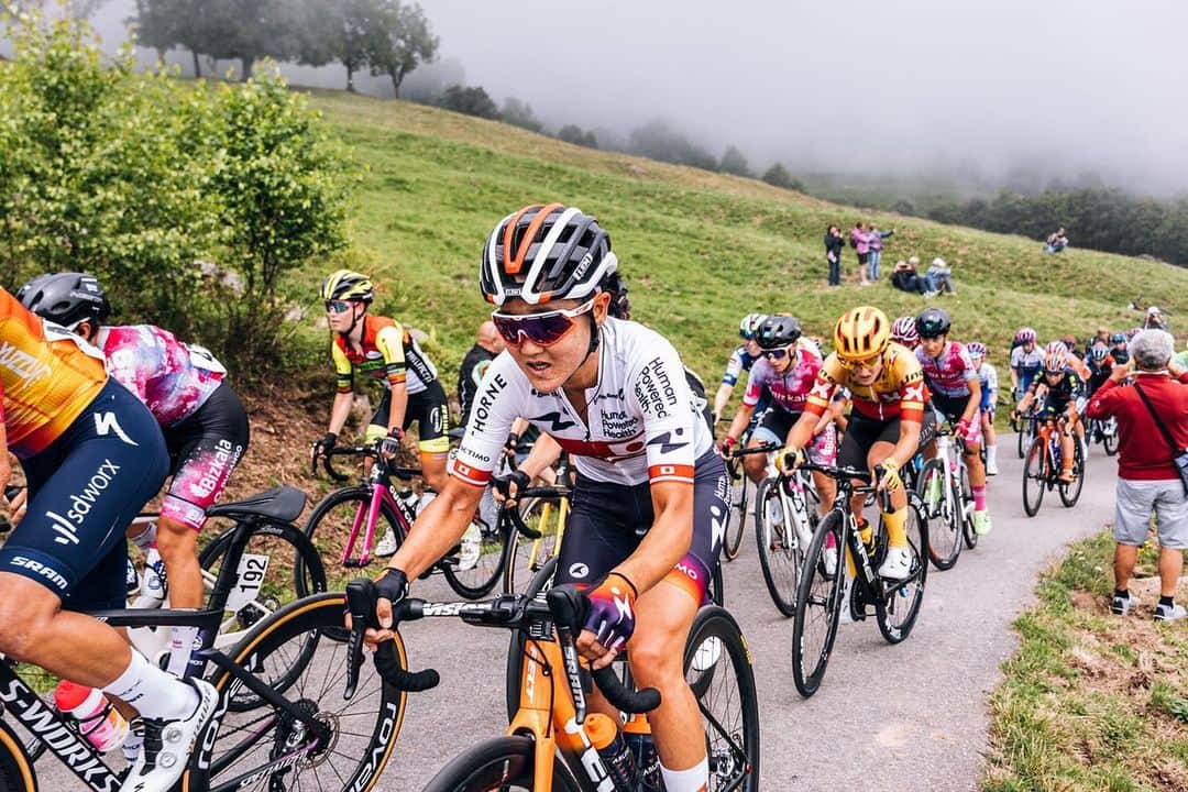 與那嶺恵理のインスタグラム：「Grupetto 🫠 Stage5 🖐🏻 @girodonneofficial  . . The photo and my face say it all of the day.  Massive fast from flag off, I couldn’t hold on there even though still not bottom of Cima Coppi climb 🌋🫠 immediately be created Grupetto so survived my shit day 🫠 to finish like zombie💀 Sometime I don’t know what happened just I was empty, completely over limits and mentally 🤯when I dropped.  . . Well, stage race is continued whatever I feel. Just wish feel better🤞🏻 5 down 5days to go 👊🏻 . . 📸: @oskarsbrook  #今日のエリさん　#HumanPoweredHealth」