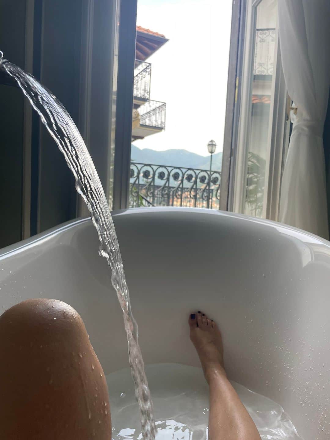 アリシア・シルヴァーストーンさんのインスタグラム写真 - (アリシア・シルヴァーストーンInstagram)「I hope you are enjoying and relaxing wherever you are today. This is my insane view from my bath in Lake Como 🛁🥰 @csiriano」7月5日 5時49分 - aliciasilverstone