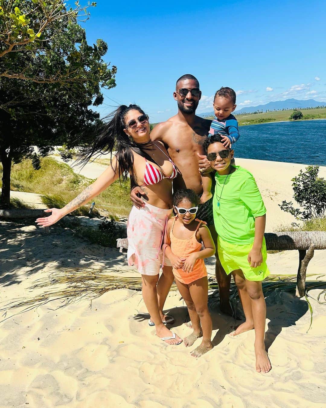 ダンクレーのインスタグラム：「Tiramos um tempo de qualidade com nossos filhos, em família!!! Que regozijo é poder ver a felicidades de cada um... E sempre agradecendo a Deus pela oportunidade que ele tem nos dado!!! Amo vocês🤵🏿‍♂️❤️👰🏽‍♀️💙🧍🏽‍♂️💖🙇🏾‍♀️💚🙇🏾‍♂️」