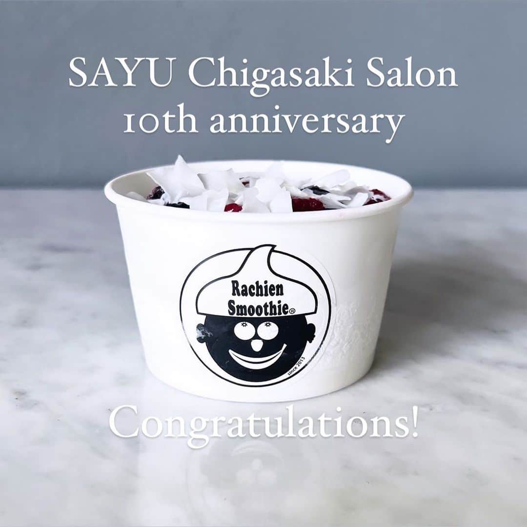 Rachien Smoothieのインスタグラム：「. . 🥂Congratulations🥂  私の大切な親友のエステサロンが10周年を迎えるにあたり、  お客様に特別な感謝を込めて当店の商品をお渡ししたいとご依頼を頂きました。  打ち合わせをして、お店で販売しているビューティーボウルを美意識の高いサユサロンのお客様のために特別にアレンジしようということになりました。  ラチエンでも何度もコラボしている茅ヶ崎の〝インディバ専門エステサロン〟  ラチエンのお客様もたくさん通われています。  施術はもちろん彼女の心が、ピュアで美しい。どんな時も感謝を忘れず、謙虚で丁寧。尊敬しています。　  10周年心からおめでとう🥂  気になる方は、SAYU salon で検索を。  🔍http://www.sayusalon.com」
