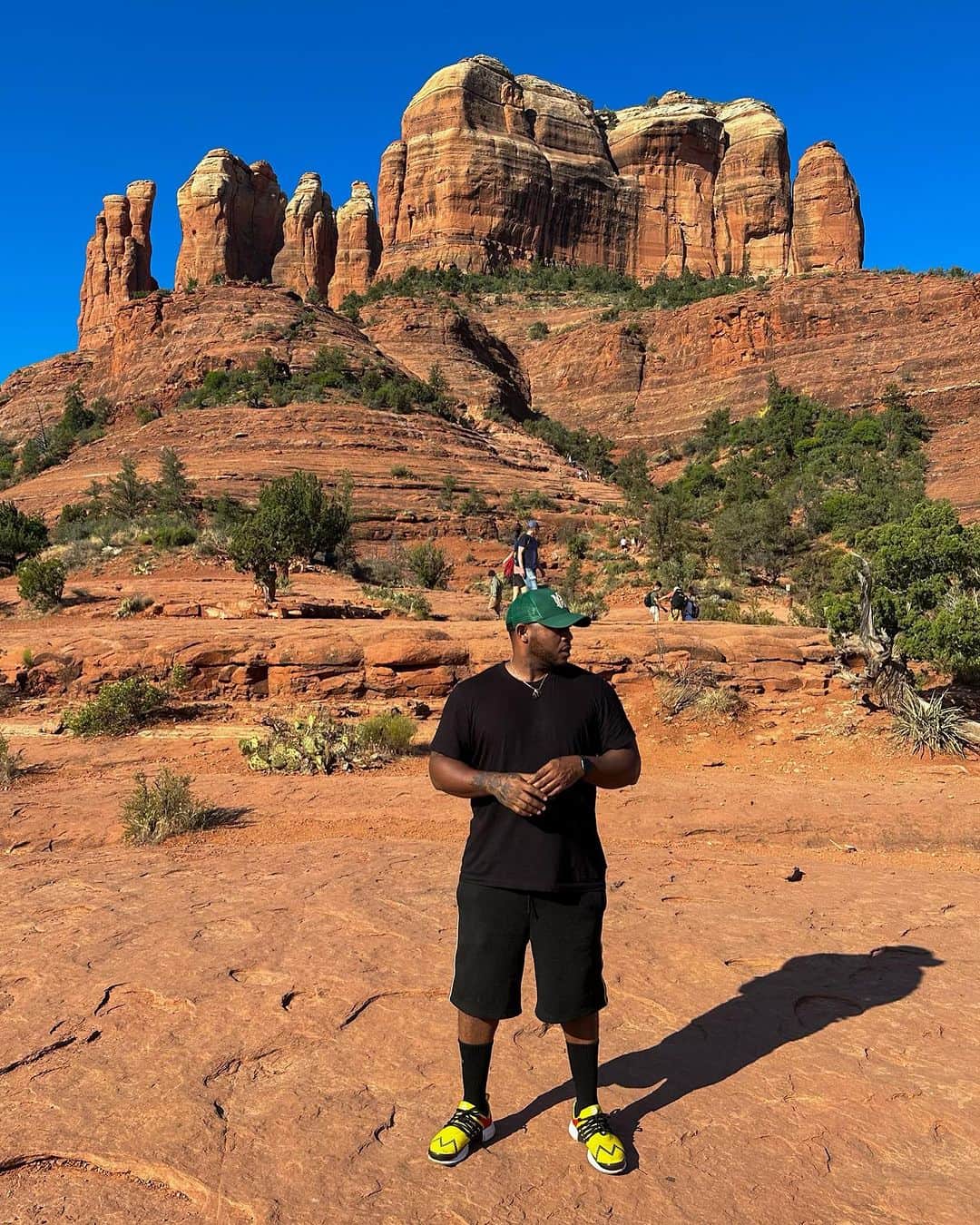 マック・メインのインスタグラム：「Red Rocks & Vortexes…   Trust me our definition of “outside” different #Happy4th #RechargeTheSoul💫」