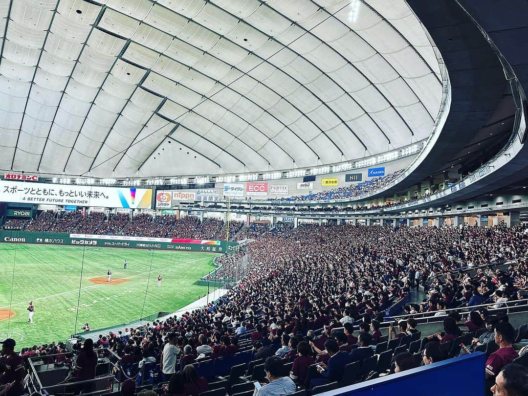 佐藤弘道さんのインスタグラム写真 - (佐藤弘道Instagram)「おはようございます。 昨日は東京ドームに行って来たよぉ〜！ 楽天イーグルスVSオリックスバファローズ。  オリックスバファローズは、僕を一番最初にイベントに呼んでいただいた日本の野球チームです。 その時の始球式の写真がプロ野球カードにもなりました。  楽天イーグルスは日本の野球チームで最初にオリジナル体操を作らせていただきました。 両チームとも、とてもご縁のあるチームです(^^)  東京ドームはお客さんがいっぱい！ やっぱり、野球は楽しいです♡」7月5日 6時15分 - satouhiromichi023