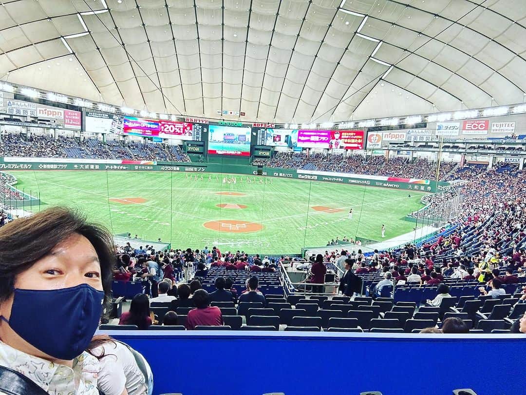 佐藤弘道さんのインスタグラム写真 - (佐藤弘道Instagram)「おはようございます。 昨日は東京ドームに行って来たよぉ〜！ 楽天イーグルスVSオリックスバファローズ。  オリックスバファローズは、僕を一番最初にイベントに呼んでいただいた日本の野球チームです。 その時の始球式の写真がプロ野球カードにもなりました。  楽天イーグルスは日本の野球チームで最初にオリジナル体操を作らせていただきました。 両チームとも、とてもご縁のあるチームです(^^)  東京ドームはお客さんがいっぱい！ やっぱり、野球は楽しいです♡」7月5日 6時15分 - satouhiromichi023