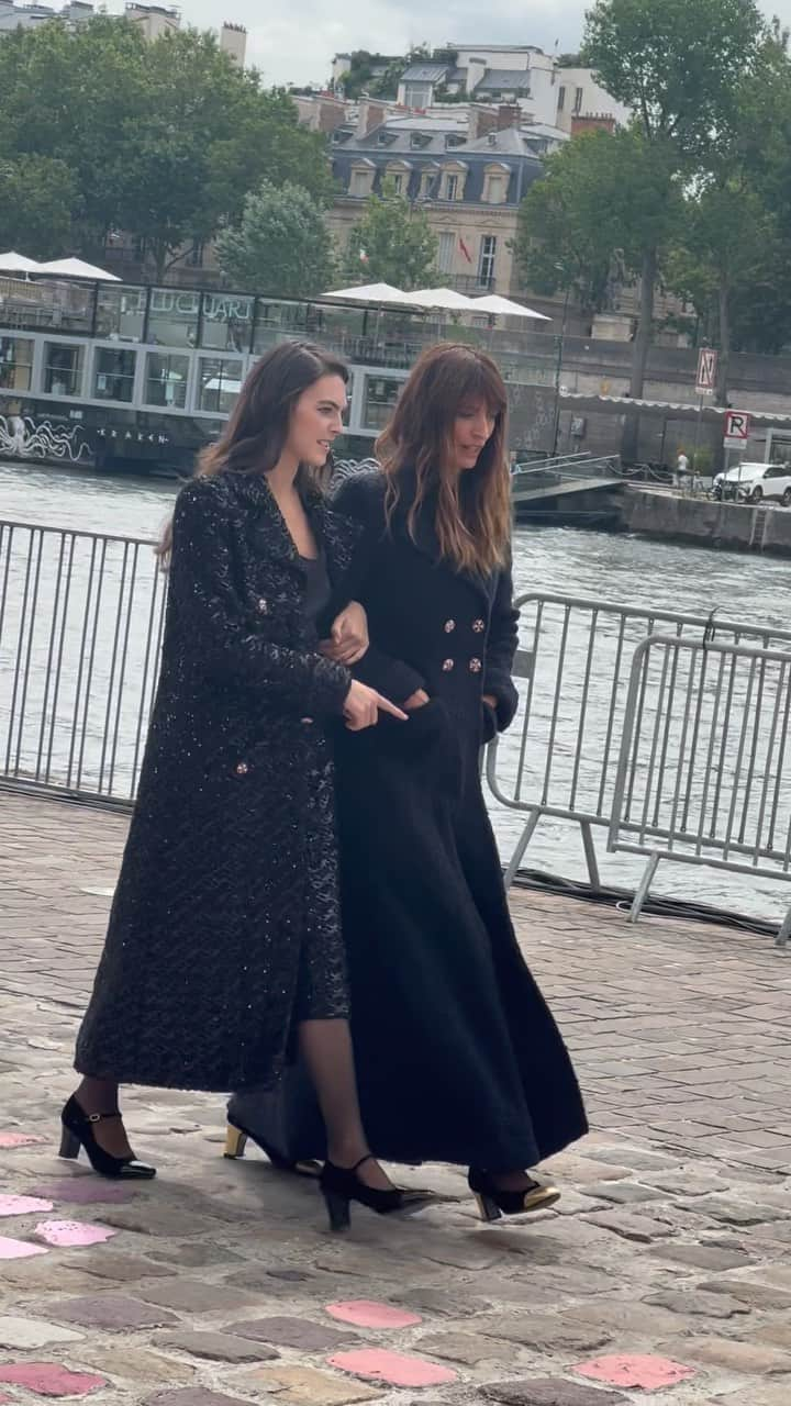 カロリーヌ・ド・メグレのインスタグラム：「The attentiveness of @vittoria , couldn’t have dreamed of a better woman to walk along with ❤️ Thank you @derekblasberg for catching this moment @chanelofficial #ChanelHauteCouture」