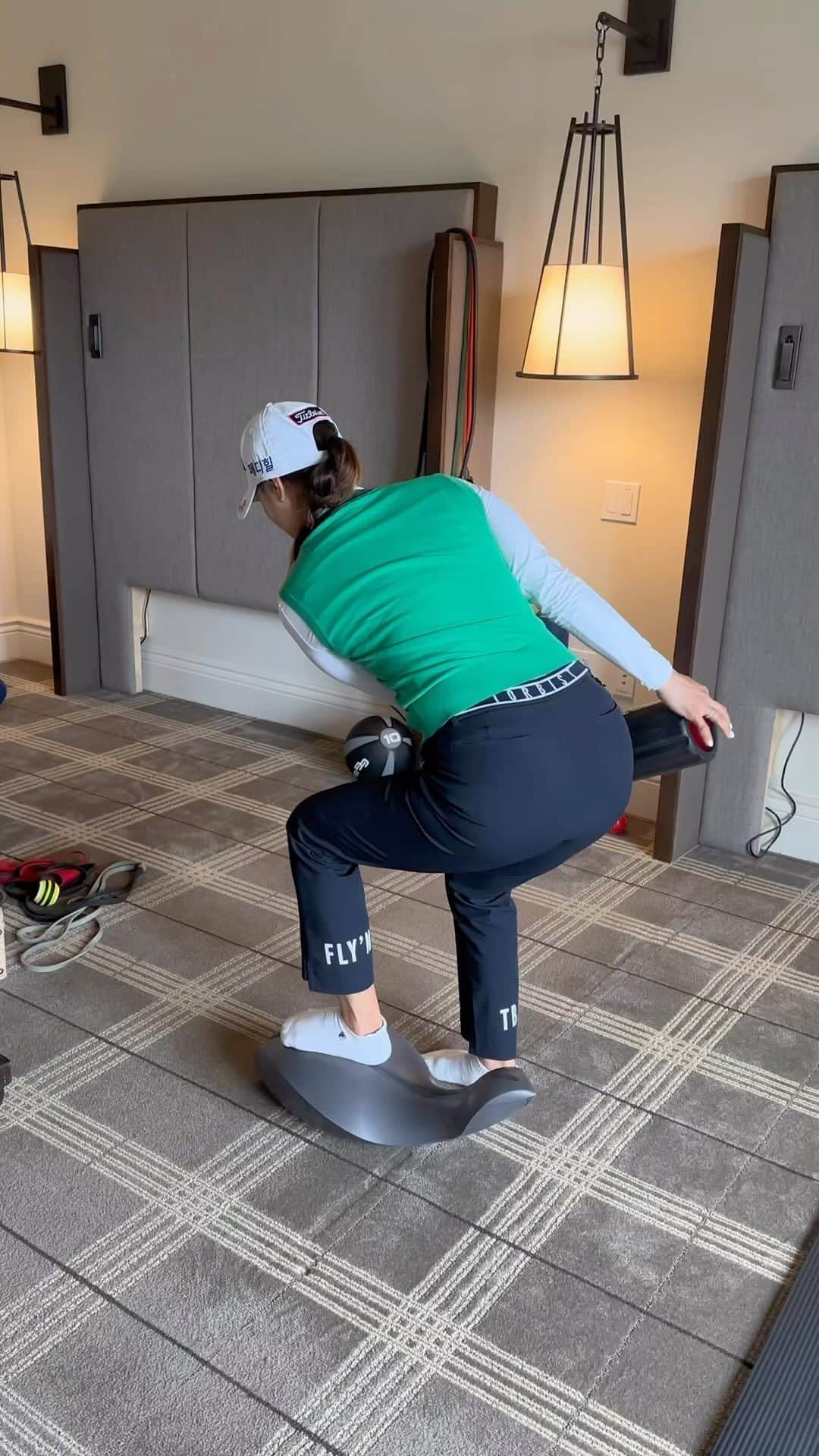 ユ・ソヨンのインスタグラム：「What does it mean to work with team EGP? At every tournament we prepare our players before every round. This could involve a dynamic warm up or any adjustment their body may need, helping optimise their body ahead of a tournament round. This morning’s warm up with our player @1soyeonryu who also happens to be a previous @uswomensopen champion. We’ll always be cheering you on SoYeon ⛳️🏌🏻‍♀️🫶🏻」