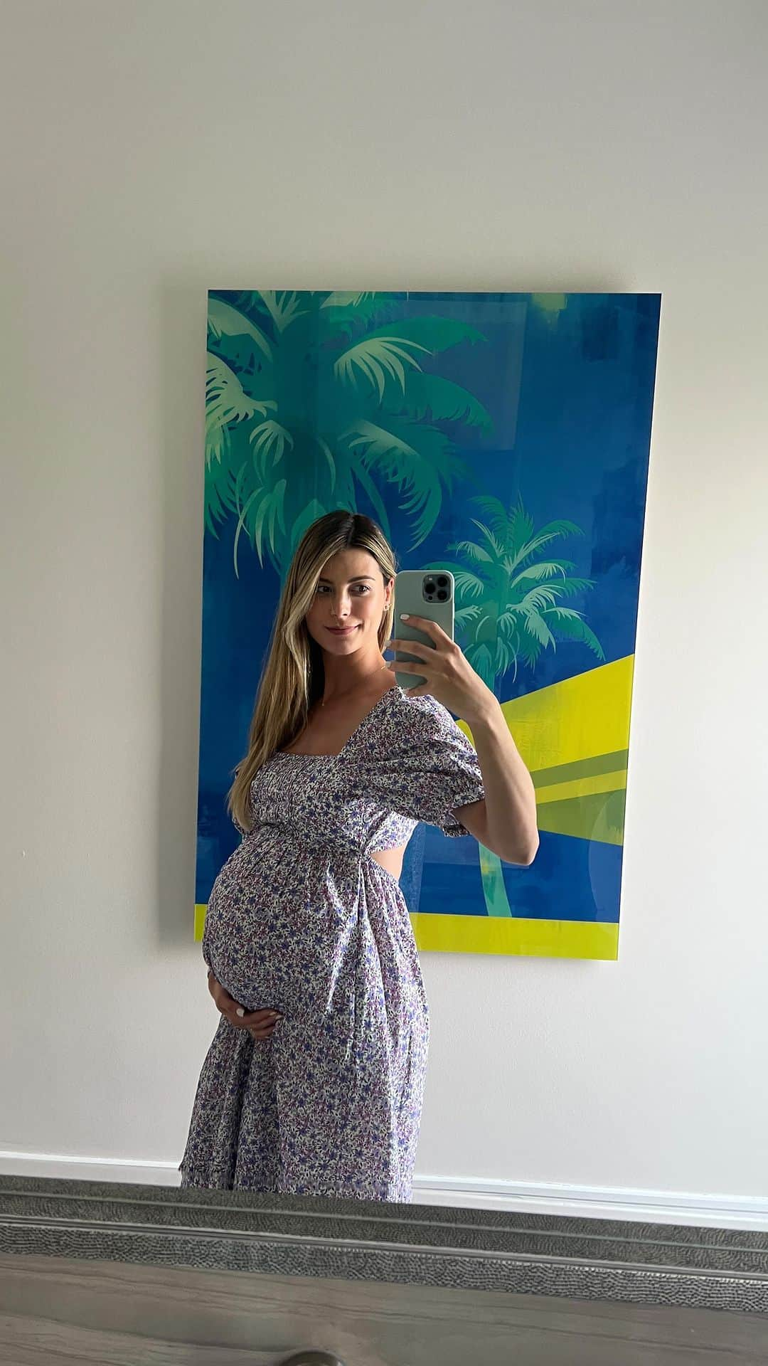 ステファニア・フェルナンデスのインスタグラム：「36 semanas 🤰🏻🩵 Mas real con mas ojeras, con los cachetes cargaditos ya con muchísima barriguita y mucho mas agotada en esta última etapa del embarazo.  Cuando encontré este outfit me hizo recordar a mi mamá, pues en sus tiempos era mas este el estilo el que utilizaban las embarazadas a la hora de vestir. Vestidos de 🌸, mas relajados y tiernos. ¿Cierto?」