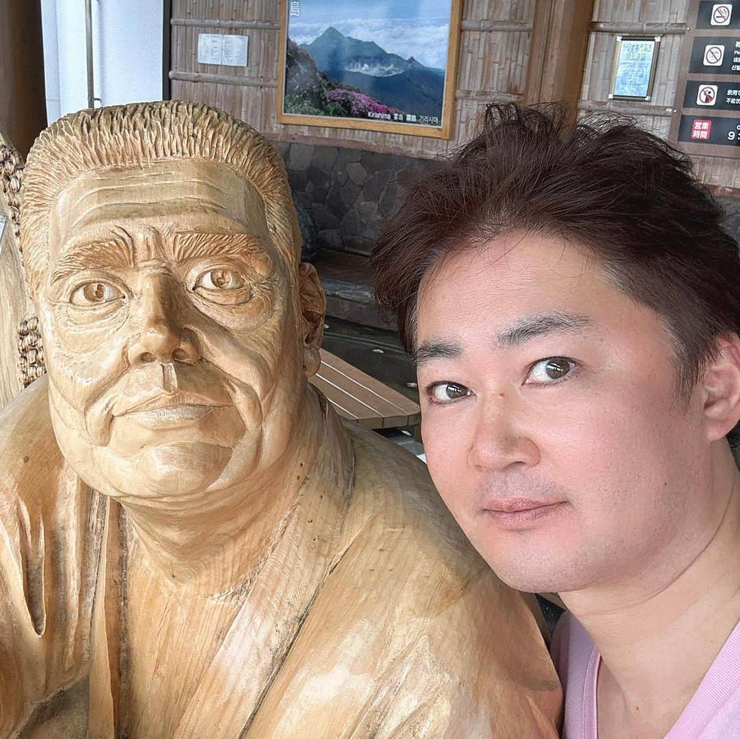 山岸久朗さんのインスタグラム写真 - (山岸久朗Instagram)「✈️ 人生初、鹿児島県に上陸‼️ 爆食の旅、スタァートォー  #しげ旅 #みたいに言うてみた #youtubeうpしました  #時差投稿シリーズ  #もうとっくに #大阪いてます #西郷隆盛 #西郷隆盛像  #西郷どん  #せごどん #顔交換 #お約束 #鹿児島空港 #鹿児島空港✈️  #鹿児島空港部  #kagoshima #kagoshimaairport  #saigotakamori  #guccı」7月5日 6時45分 - yamaben