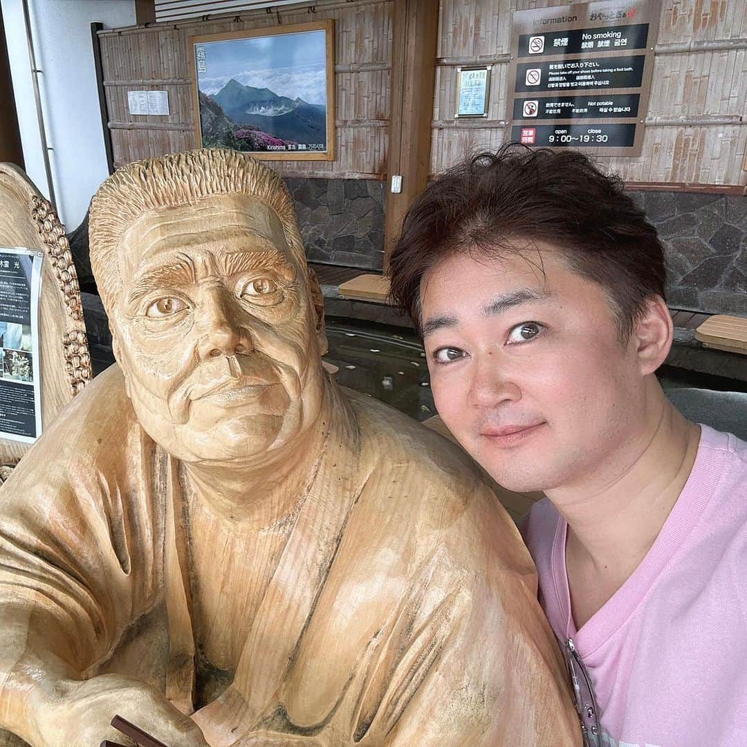 山岸久朗さんのインスタグラム写真 - (山岸久朗Instagram)「✈️ 人生初、鹿児島県に上陸‼️ 爆食の旅、スタァートォー  #しげ旅 #みたいに言うてみた #youtubeうpしました  #時差投稿シリーズ  #もうとっくに #大阪いてます #西郷隆盛 #西郷隆盛像  #西郷どん  #せごどん #顔交換 #お約束 #鹿児島空港 #鹿児島空港✈️  #鹿児島空港部  #kagoshima #kagoshimaairport  #saigotakamori  #guccı」7月5日 6時45分 - yamaben