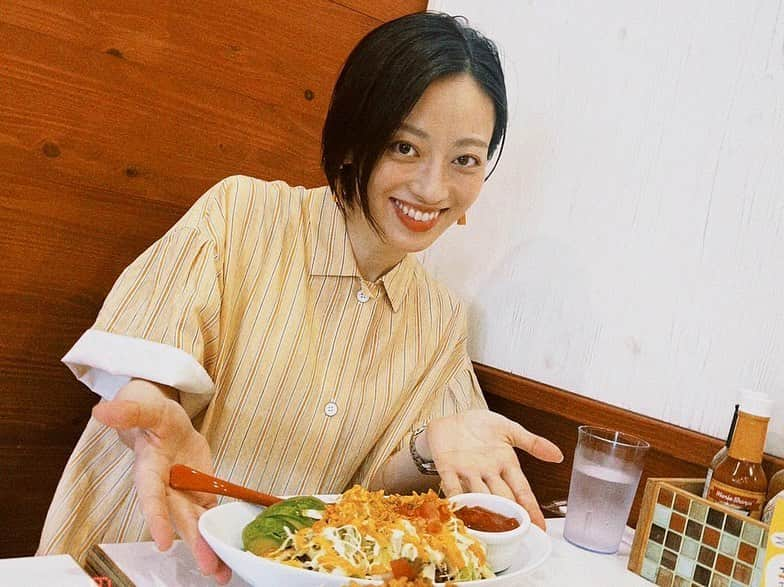 高畠麻奈のインスタグラム：「🌮🍜🌮🍙🌮 沖縄ご飯もたくさん頂きました！ タコライスやタコスはあまり食べた事が無かったけれど 沖縄タコスの美味しさは、衝撃🥺 No.1タコスは初日にぶらりと入ったお店 「ルーラーズ」最後の夜にもう1度食べに。 沖縄蕎麦はあゆちゃんがリサーチしてくれた 「楚辺そば」のまかないそばが絶品🥺 「メキシコ」タコスも美味しかったなぁ☺️  あゆちゃん、素敵な写真たくさんありがとう✨ 充実の沖縄オフでした！  #沖縄#初めての沖縄#okinawa#沖縄グルメ #ルーラーズ#タコスメキシコ#タコス #楚辺そば#まかないそば」