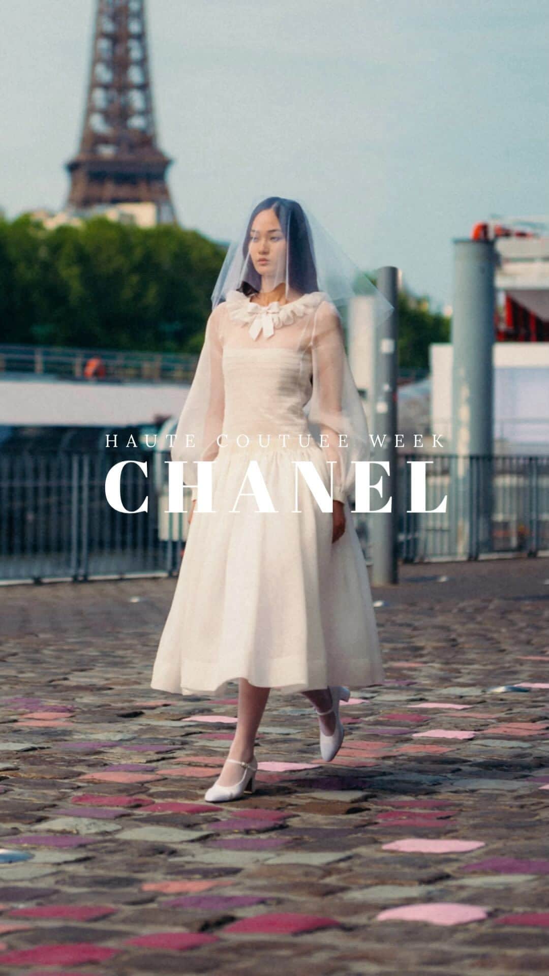 Lalá Noletoのインスタグラム：「Paris não existe sem a Chanel e a Chanel não existe sem Paris! Que honra conferir de pertinho mais um belíssimo desfile de uma das minhas marcas favoritas aqui na cidade da luz! Virginie Viard conseguiu colocar toda a essência da mulher francesa em uma coleção exuberante e super chic! Foi um espetáculo recheado de tweeds que eu amo, muita meia-calça para o Inverno e detalhes únicos como flores, paetês, lenços e chapéus. Vamos conferir?  @chanelofficial #chanel #chanelhautecouture #paris」