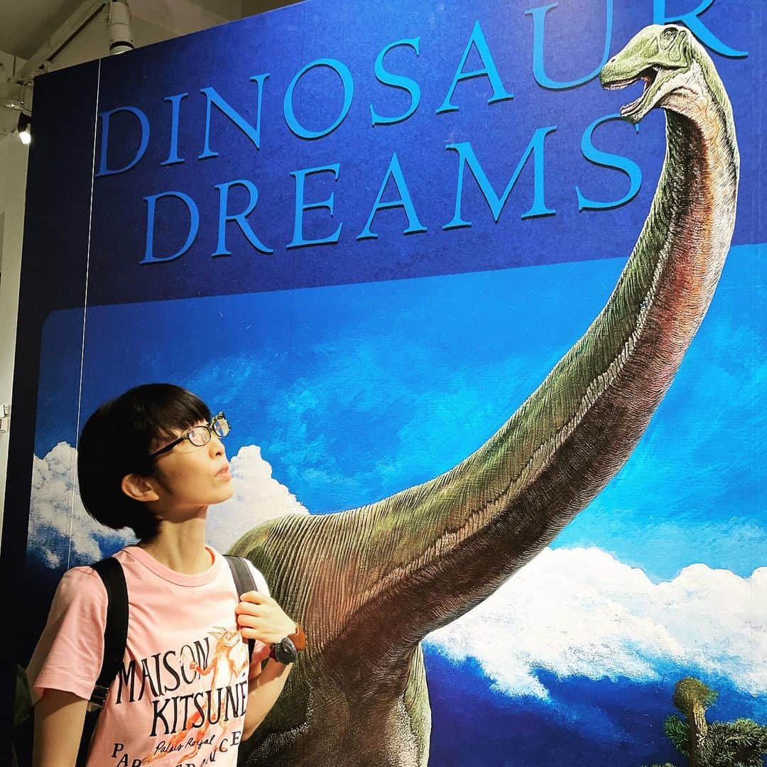 つじあやののインスタグラム：「おはようございます。先日、上野の森美術館で開催中の「特別展　恐竜図鑑」に行ってきました。恐竜を世界各国の古生物美術（パレオアート）で楽しむという展覧会。私は19世紀の復元図、6歳の息子は藤浩志さんのプラおもちゃで作られた恐竜の作品に大興奮でした。もっとゆっくり回りたかった。。というか、まだマティス展行ってへんやん！近々行かねば。 「特別展　恐竜図鑑」は7月22日までですよー。 　  Good morning.  The other day, I went to the "Special Exhibition Dinosaur Picture Book" held at the Ueno Royal Museum. In this exhibition, you can enjoy dinosaurs with paleoart from around the world. I was very excited about the 19th-century reconstruction drawing, and my 6-year-old son was very excited about Hiroshi Fuji's dinosaur work made of plastic toys. I wanted to see slower. I still don't visit the Matisse exhibition! I have to go soon. The "Special Exhibition Dinosaur Picture Book" is open until July 22nd.  @uenomorimuseum  #ウクレレ #ウクレレ弾き語り #ウクレレのある生活 #ウクレレ好きな人と繋がりたい #ウクレレカバー  #つじあやの #弾き語り #風になる #上野の森美術館 #ukulelelove #ukulele #ukuleles #ukulelecover #ukulelesongs」