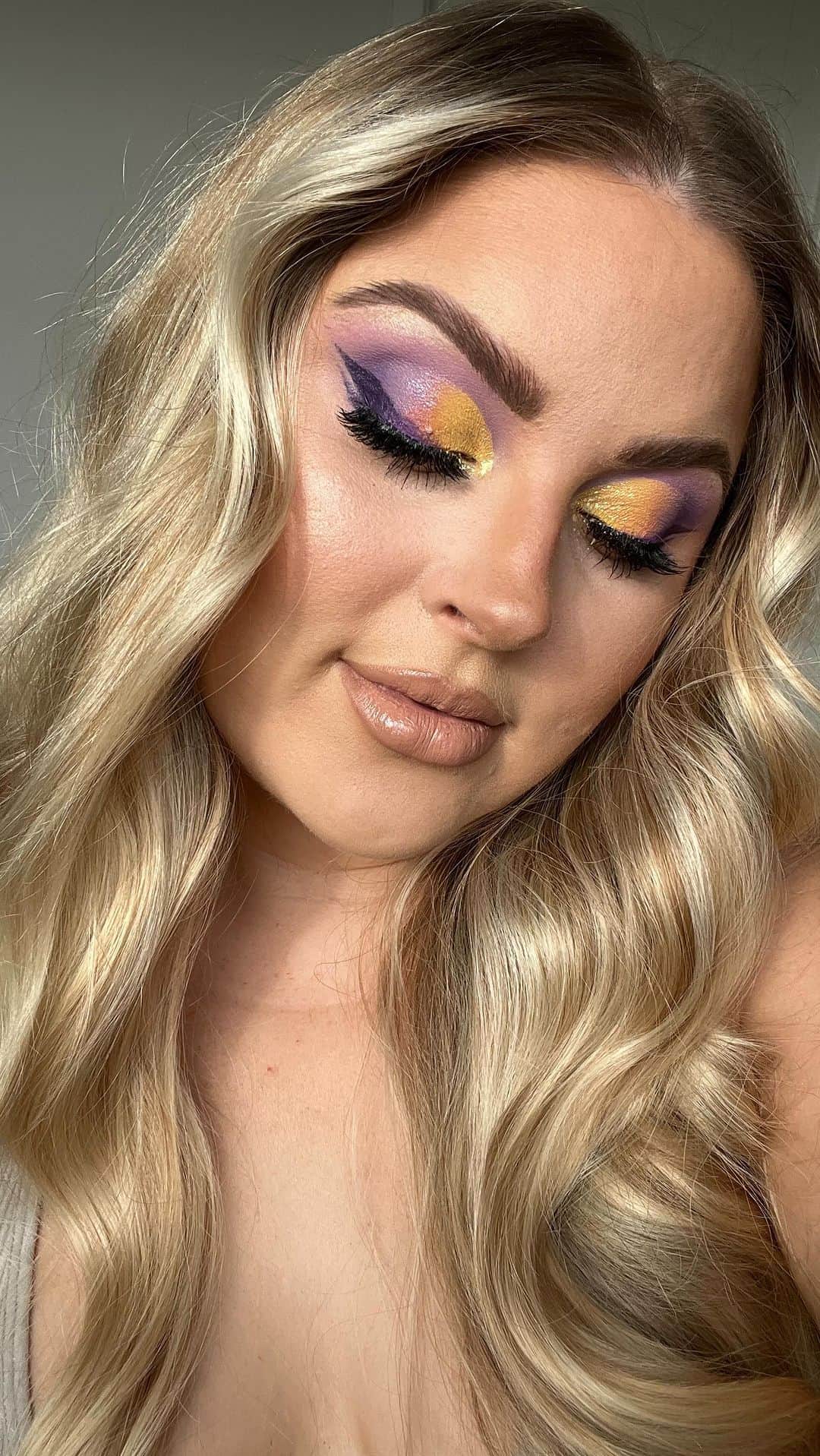 Shannonのインスタグラム：「Uploaded the full video on the vid platform 🎥👀 this was so stressful but I think I made it work! Lucky I rolled nude for the lips and not red or something 😅🤍」