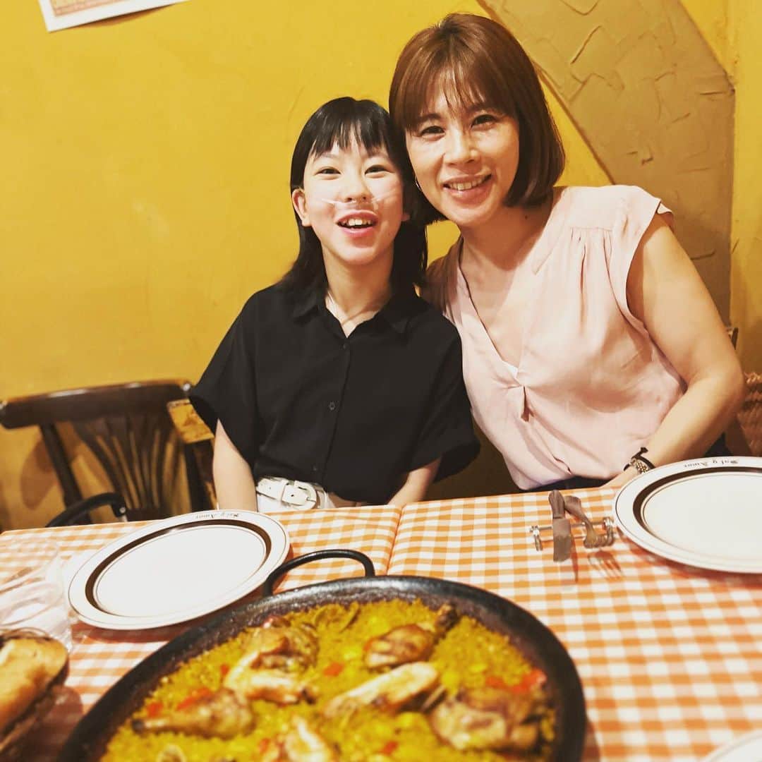 yukiのインスタグラム：「おはようございます。  親友みなちゃんのバースデーディナー🍽️  朗らかでおもしろで強くて優しい。 いくつになっても美しくて、ジェラシー！  おめでとう、大好きなあなた🫶🏼 おばあちゃんになっても一緒に誕生日会しよ！  #milkaとミナちゃん」
