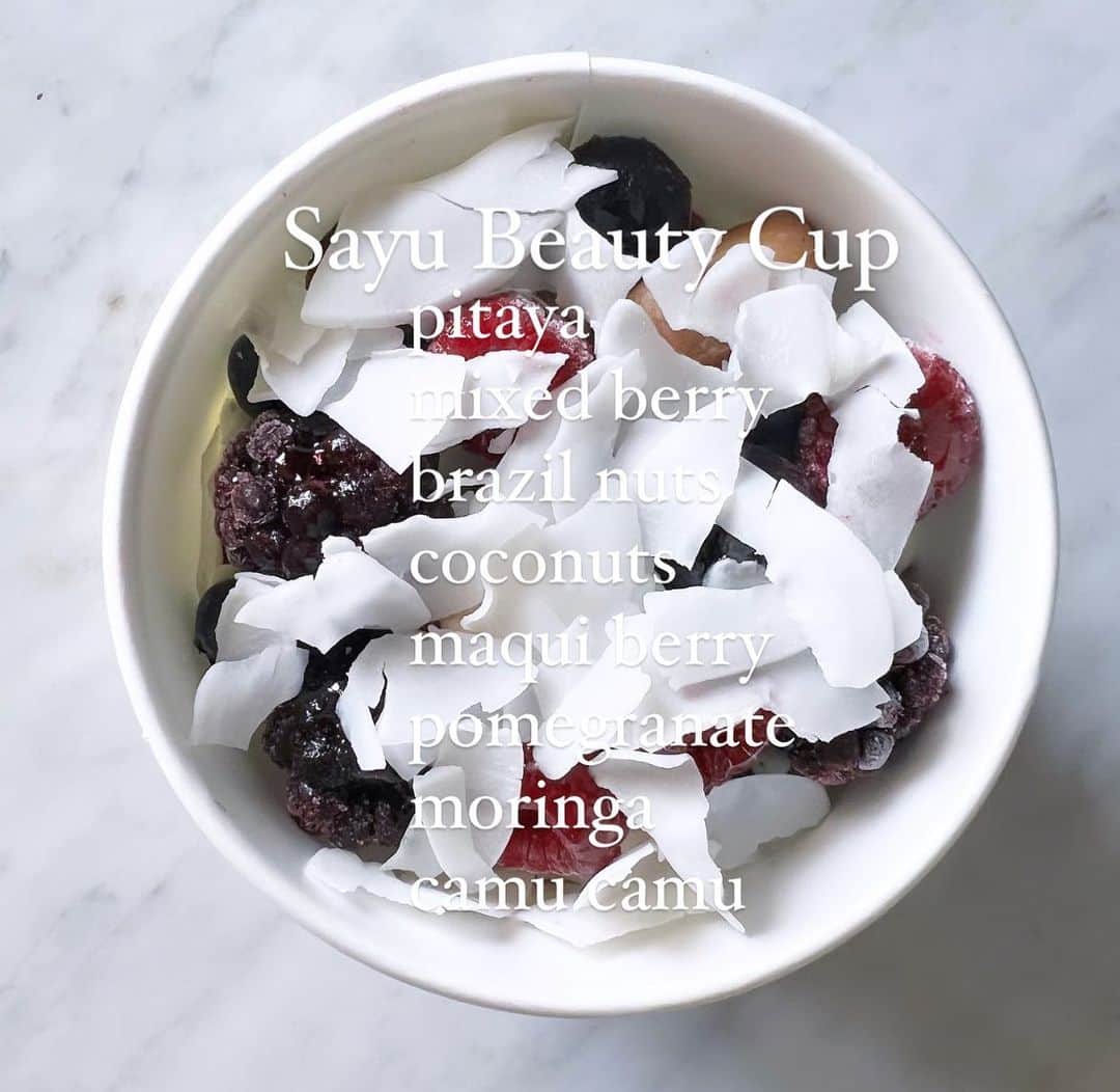 Rachien Smoothieのインスタグラム：「. . 続き。  そんなわけで誕生したSpecial Beauty Cup。  ご予約の皆様には感謝の気持ちでプレゼントされるそう(数量限定)。  健康や美意識高いお客様にも喜ばれるような、自分で言うのもなんですが良いものが出来ました。  私ももらえるのかな　笑  《Special Beauty Cup》  ラチエンオリジナルのピタヤベース（４種のスーパーフード入り：マキベリー、ザクロ、モリンガ、カムカム）、ココナッツアイス、ミックスベリー（ブルーベリー、ラズベリー、ブラックベリー）、ブラジルナッツ、有機ココナッツ  美容に効果の高いスーパーフードをスーパーフードマイスターの店主が厳選し、ピタヤのベースにギュッと詰め込みました。  抗酸化にはマキベリーパウダー、女性に嬉しいざくろのパウダー、鉄分やプロテインが豊富なバランス栄養源のモリンガパウダー、ビタミンCの含有量が世界１と言われるフルーツ、カムカムのパウダー。  ピタヤ（レッドドラゴンフルーツ）は葉酸や鉄分などのミネラル、食物繊維、ポリフェノールも含まれていて、アンチエイジングなど女性に嬉しい効果が期待できるフルーツです。  トッピングにはビタミンやポリフェノールが豊富な３種のベリー、抗酸化（アンチエイジング）効果も期待できる話題のブラジルナッツや有機ココナッツのチップスを。  美味しさも忘れずに、ピタヤと相性抜群のココナッツアイスものせました。  爽やかなピタヤボウルにそれぞれの味と食感もマッチして、食べた後はすっきり爽やか。 美意識の高い女性に召し上がって頂きたい一品です。」