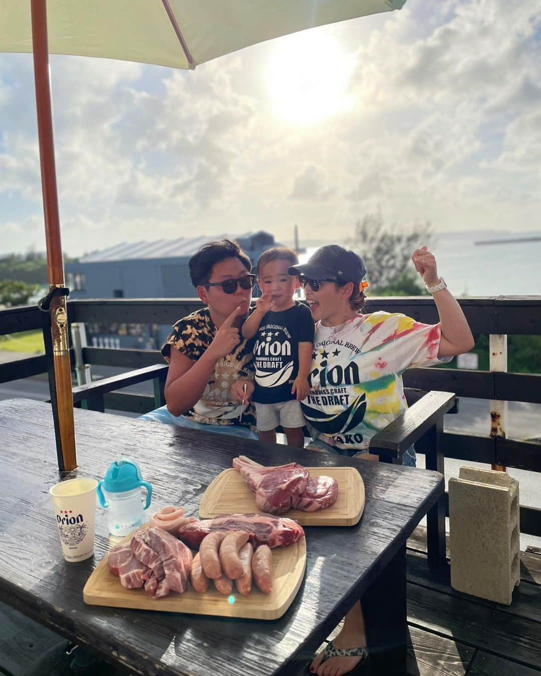 菊池沙都のインスタグラム：「2023.6 Family trip in MIYAKO ✈️🍺❤️  両親とまいちゃんおにいちゃん、 私たち家族みんなで宮古島旅行！  食べて飲んで いろいろなお祝いをして 笑って泣いて（笑いすぎて） 会う方みんな良い人たちばかりで ご飯も美味しくて なんたって海が綺麗。  色々企画や準備をしてくれたまいちゃんお兄ちゃんありがとう😊✨ みんな笑空の面倒をたくさんみてくれてありがとう👶🏼💙 帰宅してからもみんなの名前呼んでた〜☺️✨  みんなで来れてよかったなあ🍀 またみんなで旅行しようね😎🫶❤️  #じいじ見た目は怖いけど中身は優しい #シュノーケル#シュノーケリング #サップ#sup #宮古島#宮古島旅行 #渡口の浜#ブルータートル#Blue turtle #前浜ビーチ#サンセットビーチ #harrysshrimptruck#パイナテラス #ブルーシール宮古島パイナガマ店#美ら島 #子連れ宮古島#子連れ旅行 #1歳半#1歳半男の子#男の子ママ #18monthsold」