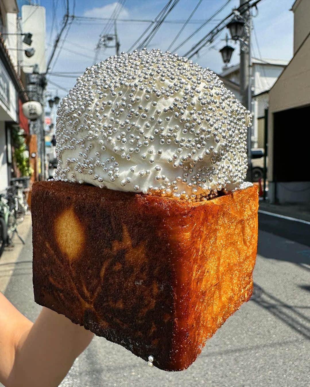 Coffee & Toast Tokyoさんのインスタグラム写真 - (Coffee & Toast TokyoInstagram)「"まるっと" 銀たまチョコぱん‼︎ 🩶🩶🩶🩶🩶🩶🩶🩶🩶🩶  “Every cloud has a silver lining.”  やわらか食感の生チョコレートをホイップクリームでまるっとコーティング。  なめらかなチョコレート、ふわっとしたホイップクリームで味わう、サクサクもちもちとしたパン、たまらんです😋😋😋  7月5日(水)は、仕込みのため、店休となります。  “Have a great day.”  . . . . #まるっと銀たまチョコぱん #チョコレート  #chocolate  #whippedcream  #アラザン  #まるっと  #argent  #シルバー  #silver   #chocolat  #cioccolato  #chocola  #巧克力  #ช็อคโกแลต  #초콜릿  #三軒茶屋ランチ  #世田谷線カフェ  #パンスタグラム  #東京カフェ  #三軒茶屋カフェ #三軒茶屋  #パン #三茶カフェ  #三茶 #田園都市線カフェ #コーヒーアンドトースト  #coffeeandtoast #foodie  #foodiegram #銀」7月5日 7時37分 - coffeetoast2