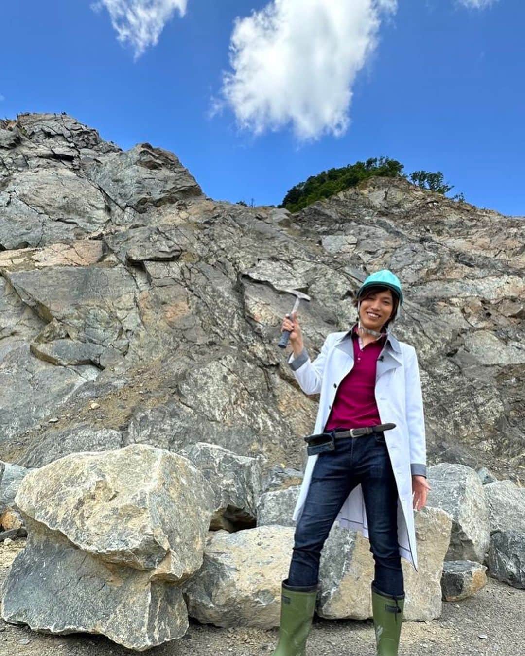 市岡元気のインスタグラム：「北海道日高町で地球のマントルの石、カンラン岩を採掘してきました！床も壁もキラキラ、緑の宝石ペリドットでいっぱいだった。地球の内側、まるで宝石箱でした💎」