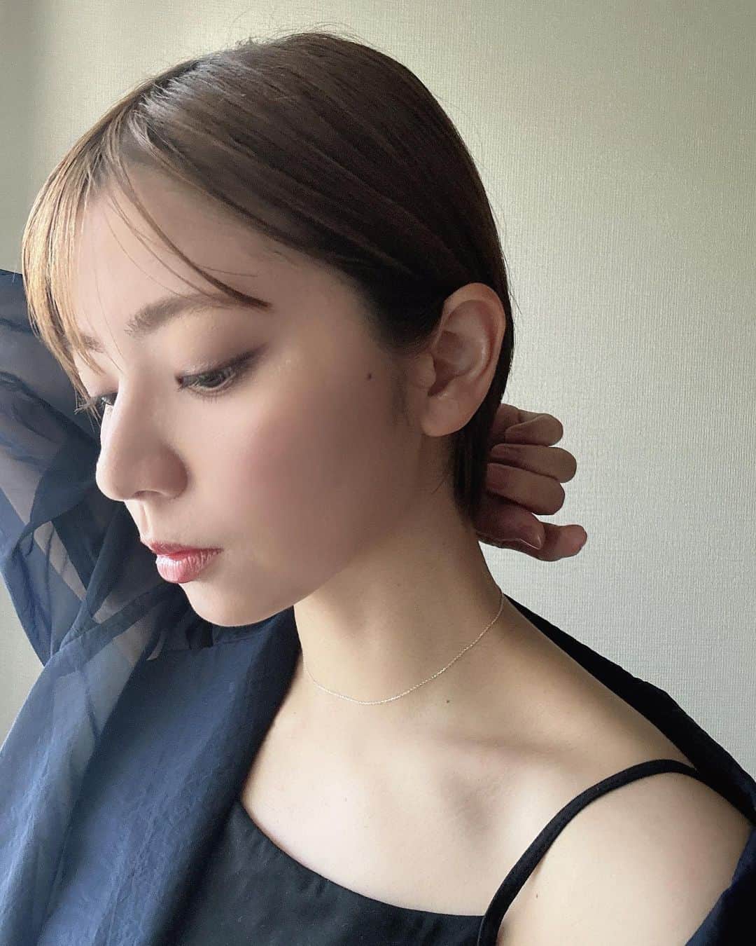 のインスタグラム：「． necklace @daughtersjewelry  大人になるとこういう繊細な煌めきに惹かれる✧ シンプルなものほど美しい造りのものを。  ． #daughtersjewelry #necklace #accessory #pr」
