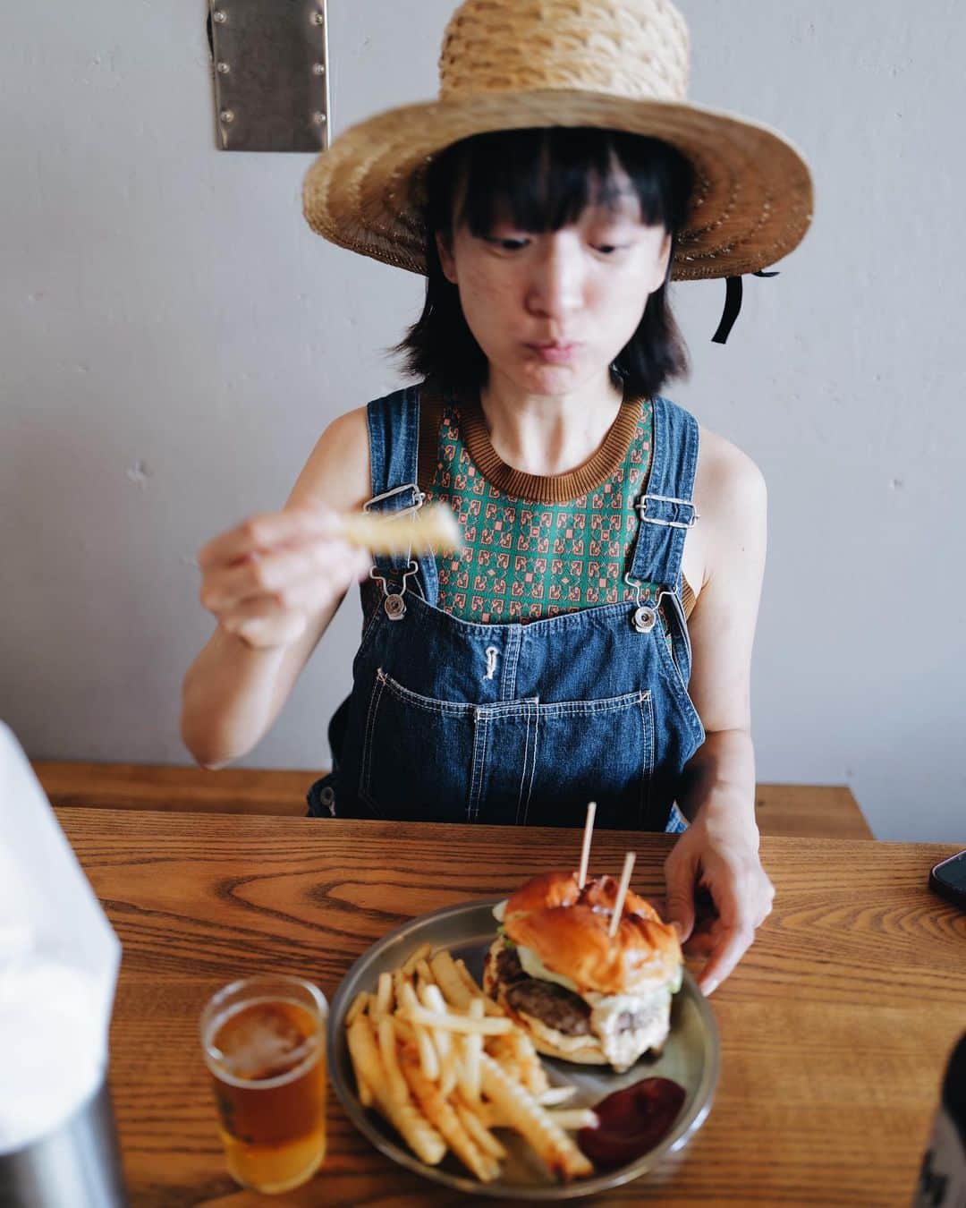 高山都さんのインスタグラム写真 - (高山都Instagram)「海上がり🏊‍♀️🏊🏻‍♂️ 沖縄の本島に来るのは数年ぶりで、美味しいお店を @abbeyrisakubo にいっぱい教えてもらったので、昨日はここへ🍔 @hey_hamburger  見た目を裏切るのは、マヨネーズベースの爽やかなソース。ジューシーなのにあっさりしたバランスのハンバーガーだから、ぺろっといける。 バンズもふわっとサクッとしてて、美味しかったー！！  #都の旅の記録」7月5日 7時45分 - miyare38