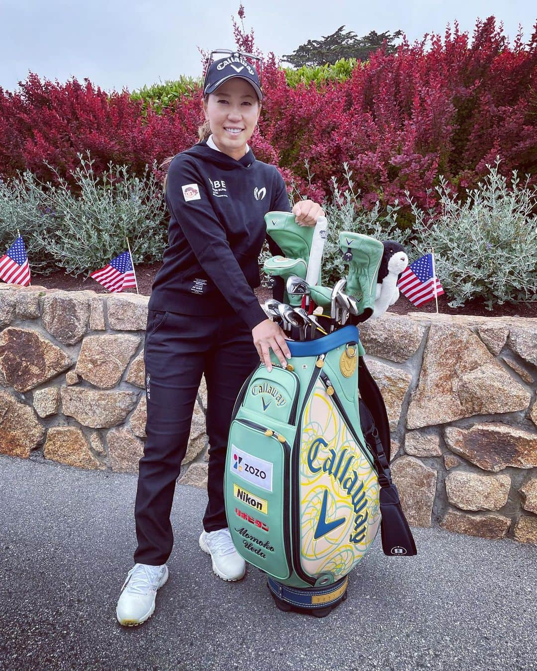 上田桃子のインスタグラム：「USOPEN仕様の @callawaygolf キャディーバッグ❤️‍🔥  今年は貝殻🐚やヒトデ⭐️柄のbagです！  コースも#july4th ということで🇺🇸色の人が沢山でした❤️🤍💙  #golfbag #callaway #july4」