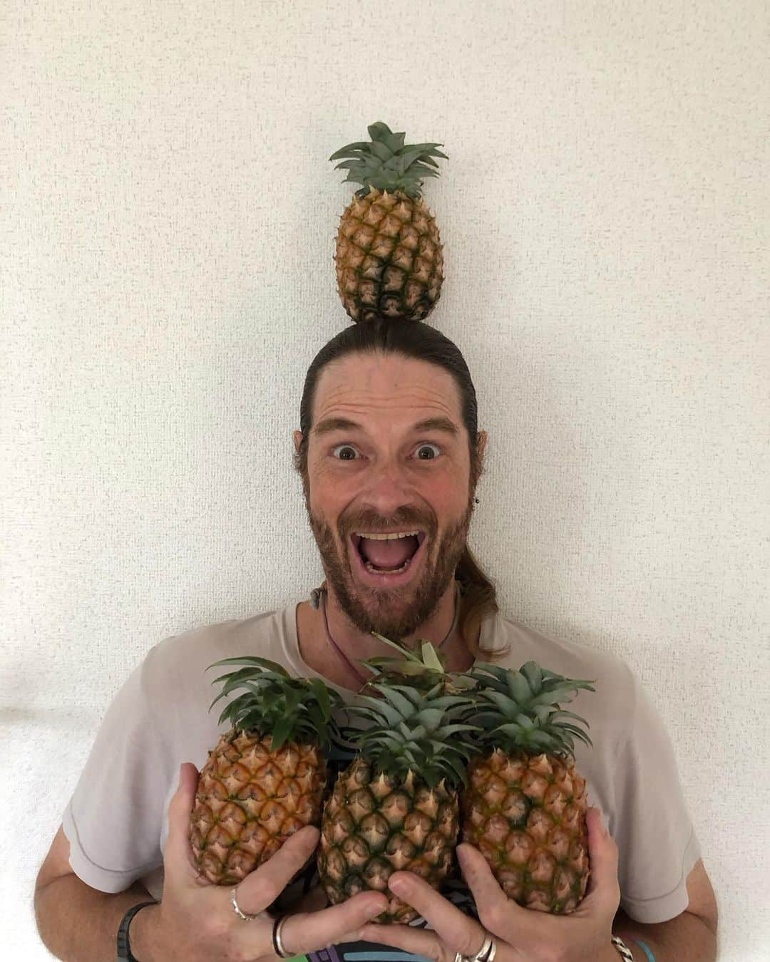 セイン・カミュのインスタグラム：「西表島からの贈り物❣️😆🍍 でーじまーさん🤤 でーじHappy🤩 としおさんあゆちゃん みーふぁいゆ〜🥰 #thanecamus #iriomote_umanchu_cafe #feelingblessed #peachpineapple #yummy #delicious #iriomoteisland」