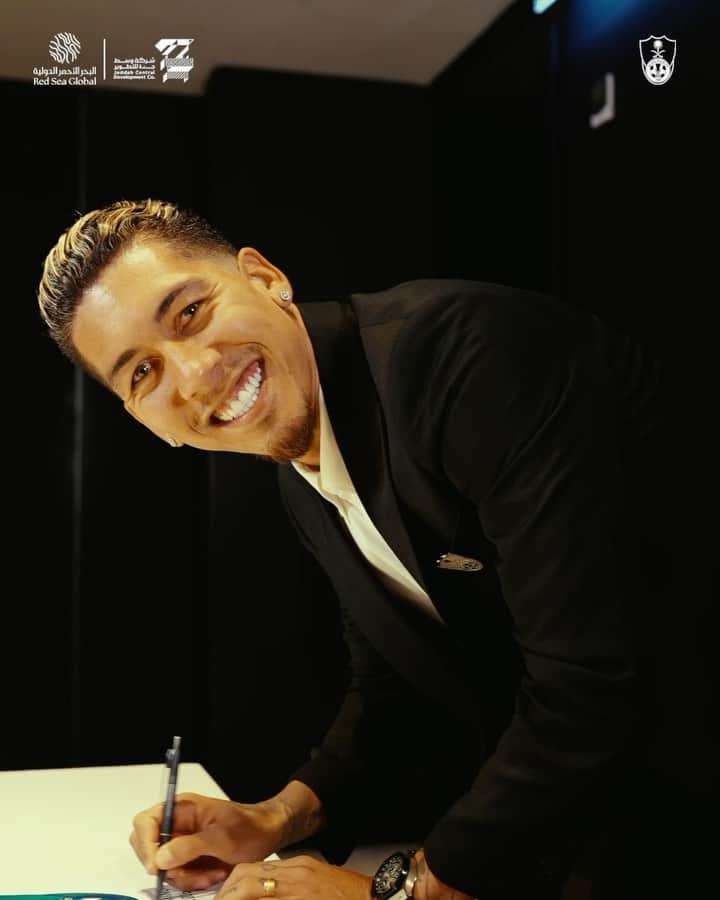 ロベルト・フィルミーノのインスタグラム：「حتى التوقيع باص عيون! 🫣 Signing the contract with his no-look finish style 🫣 ‏⁦‪#WelcomeFirmino‬⁩」